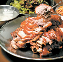「平安道チョッパル」の豚足。獎忠洞（チャンチュンドン）豚足通りの元祖として知られているところで、豚肉特有の脂臭さがなくやわらかい食感が特徴。