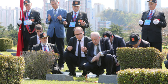 世界水フォーラムのトルコ代表団 国連記念公園を参拝 Joongang Ilbo 中央日報