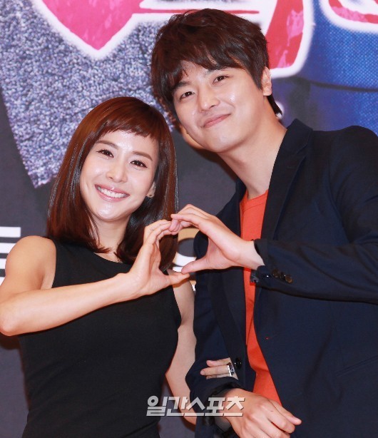 １５日、 木洞（モクトン）ＳＢＳ（ソウル放送）ホールで行われたＳＢＳドラマ『離婚弁護士は恋愛中』制作発表会に登場した（左から）ヨン・ウジン、チョ・ヨジン、ワン・ジウォン、シム・ヒョンテク。