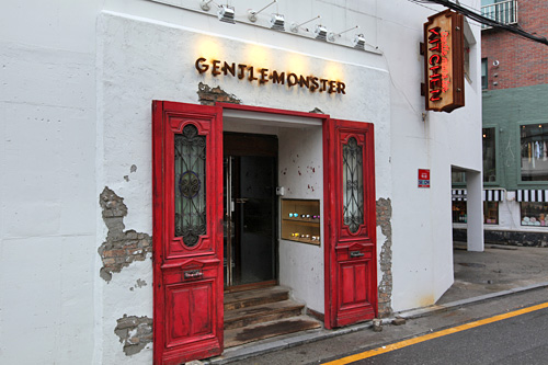 芸能人に愛用者が多いブランド「ＧＥＮＴＬＥ　ＭＯＮＳＴＥＲ」は、韓国の丸メガネブームの火付け役とも言われています。レストランだった建物の内装をそのまま店舗に利用するなど、丸メガネをおしゃれに見せる洗練されたディスプレイも話題に！