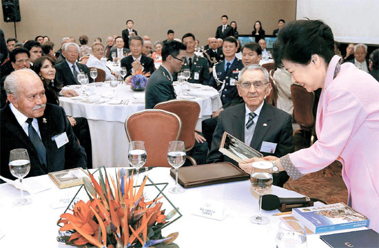 参戦者フランシスコ・カイセドさん（左）が、朴正熙大統領と一緒に撮った写真（写真２）を朴大統領に贈った。