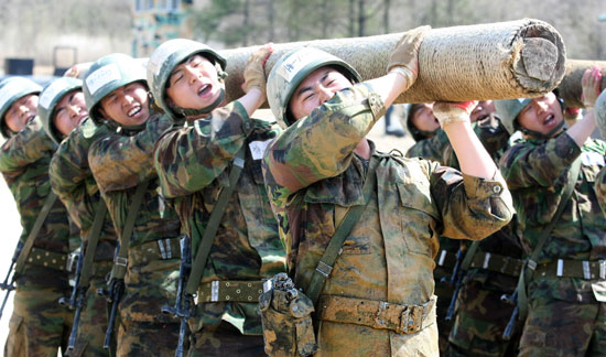 ２１日、慶尚北道永川市の花山遊撃場で陸軍第５０師団機動大隊が２０１５年初の遊撃訓練を実施した。基礎障害物訓練場で幹部と将兵が力を合わせて木棒体操をしている。