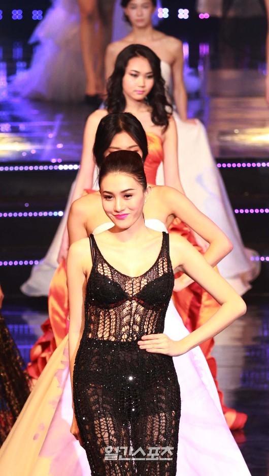 ２２日、ソウル・オリンピック公園オリンピックホールで行われた「２０１５　Ａｓｉａ　Ｍｏｄｅｌ　Ｆｅｓｔｉｖａｌ」でランウェーを歩くモデル。