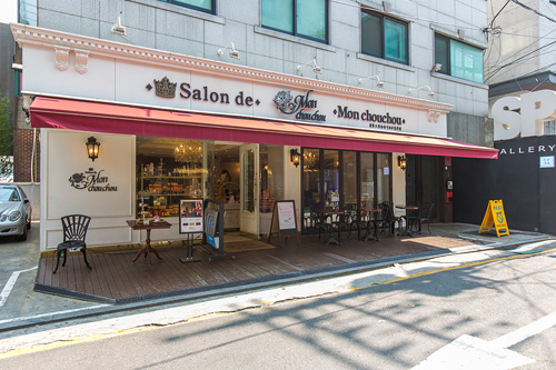日本スイーツ人気の先駆けとなった大阪洋菓子ブランド「Ｍｏｎｃｈｅｒ（モンシェール）」のロールケーキ・堂島ロール（ハーフ１０，０００ウォン）。ふわふわ生地と甘すぎない濃厚クリームが高い支持を獲得。カロスキルにオープンしたカフェ「Ｓａｌｏｎ　ｄｅ　Ｍｏｎ　ｃｈｏｕｃｈｏｕ」も盛況です