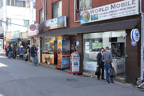 元々、一帯は中東系の人々や低所得者層が住む地域でした。そこへ街を活性化させようと、２０１２年より青年実業家がグループを結成し、安い賃料をもとに若い芸術家を誘致。住民の受け入れ体勢もあり、このエリアを拠点に活動する人や個性的なお店が増え始めました。  