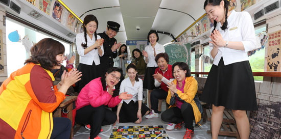 ２８日、ＫＯＲＡＩＬ釜山慶南は南島海岸観光列車（Ｓ－ｔｒａｉｎ）として運行する「思い出の７０８０客車」を公開した。昔の制服などを着た乗務員と乗客がゲームを楽しんでいる。