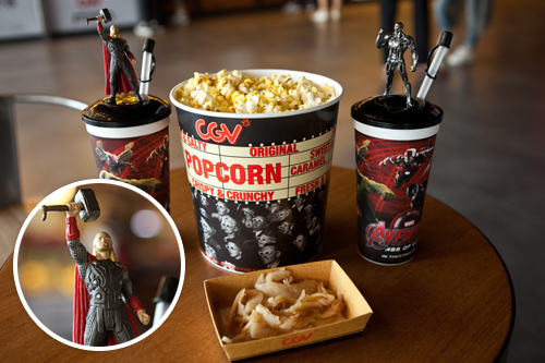 映画館「ＣＧＶ」では４月９日からキャラクターグッズを加えた各種セットメニューを限定発売。ポップコーンとイカのバター焼き、ドリンクのフタにフィギュアが付いた｢イカセット（オジンオコムボ）｣は売切れ続出するほど人気です（１６，０００ウォン）。