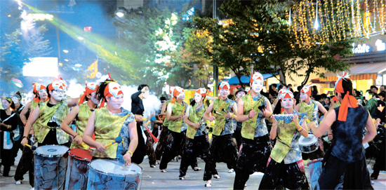 大邱市の春祭りである「カラフル・フェスティバル」が来月１日から５日まで都心で開かれる。ストリート芸術祭・東城路祭り・ファッションジュエリーウィーク・近代文化祭など４つのイベントで構成されている。写真は昨年のフェスティバルに参加した蔚山市（ウルサンシ）打楽器公演団「東海ヌリ」のパレードの様子。（写真＝大邱市）