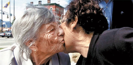 先月３０日、米ニュージャージーでホロコースト生存者のエーデル ケッツさん（左）と慰安婦被害者の李容洙（イ・ヨンス）さんが会った。ケッツさんはイさんに「二人の友、一つの心」と語った。