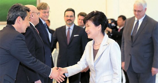 左からビクター・チャＣＳＩＳ韓国部長、アーミテージＣＳＩＳ理事、ゼーリック前世界銀行総裁、グリーンＣＳＩＳ）日本部長、シュライバー元米国務次官補、朴槿恵大統領、ハムレ所長。