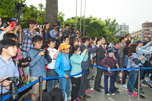 ソウル東部、地下鉄２号線聖水（ソンス）駅から徒歩１０分にある「ｅｍａｒｔ（イーマート）」の入口に、カメラを構えた多くの人たちが集まっています。何があるのでしょうか？