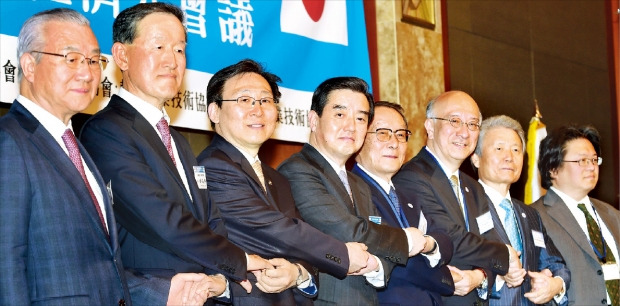 「第４７回韓日経済人会議」が１３日ソウル小公洞（ソゴンドン）のロッテホテルで開かれた。韓国と日本の企業家や経済関係者らが手を取り合っている。