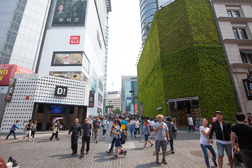 ４月中旬、明洞（ミョンドン）駅すぐのビルの地下に新しいショッピングスポットが誕生しました！若い女性や観光客で連日賑わう「Ｄ！」の看板をつけた建物、一体どんな場所なのでしょうか？