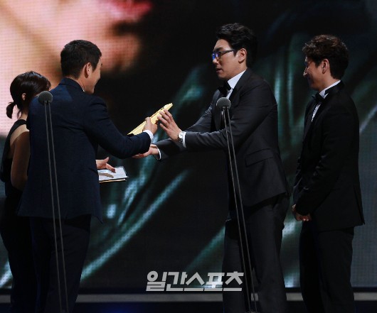 ２６日、ソウル慶煕大学平和の殿堂で行われた第５１回百想芸術大賞授賞式で、最優秀演技賞（映画部門・男性の部）を共同受賞した俳優のチョ・ジヌン（左）とイ・ソンギュン。