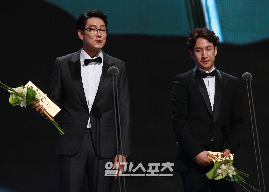 ２６日、ソウル慶煕大学平和の殿堂で行われた第５１回百想芸術大賞授賞式で、最優秀演技賞（映画部門・男性の部）を共同受賞した俳優のチョ・ジヌン（左）とイ・ソンギュン。