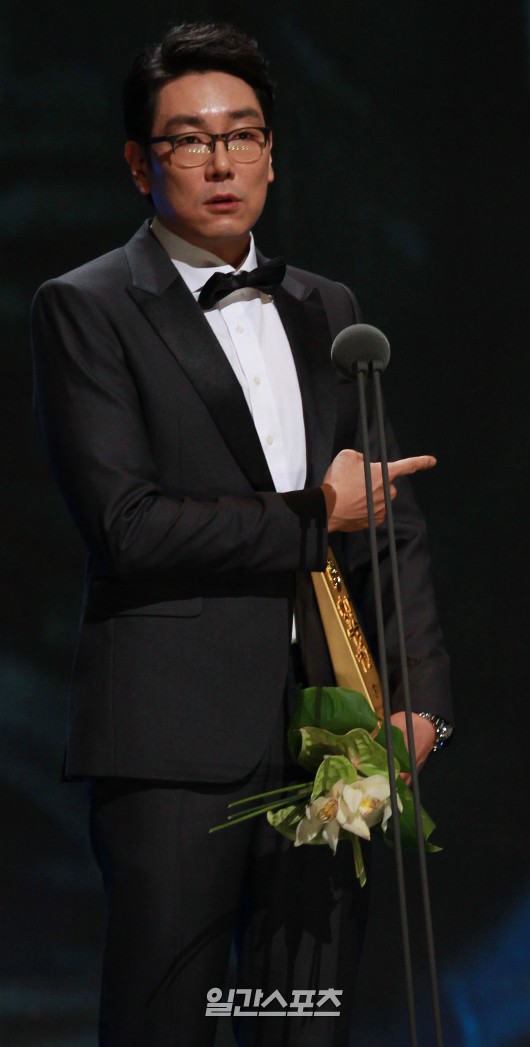 ２６日、ソウル慶煕大学平和の殿堂で行われた第５１回百想芸術大賞授賞式で、最優秀演技賞（映画部門・男性の部）を受賞した俳優のチョ・ジヌン。