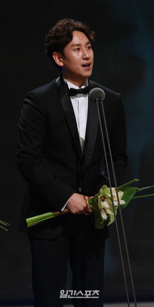 ２６日、ソウル慶煕大学平和の殿堂で行われた第５１回百想芸術大賞授賞式で、最優秀演技賞（映画部門・男性の部）を受賞した俳優のイ・ソンギュン。