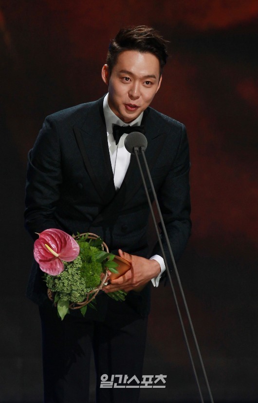 ２６日、ソウル慶煕大学平和の殿堂で行われた第５１回百想芸術大賞授賞式で、新人演（映画部門・男性の部）を受賞した俳優のパク・ユチョン（ＪＹＪ）。