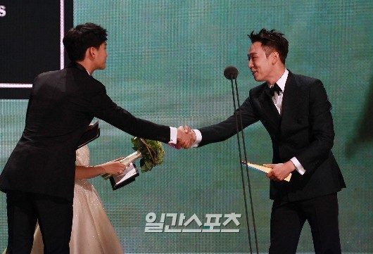 ２６日、ソウル慶煕大学平和の殿堂で行われた第５１回百想芸術大賞授賞式で、新人演（映画部門・男性の部）を受賞した俳優のパク・ユチョン（右、ＪＹＪ）。