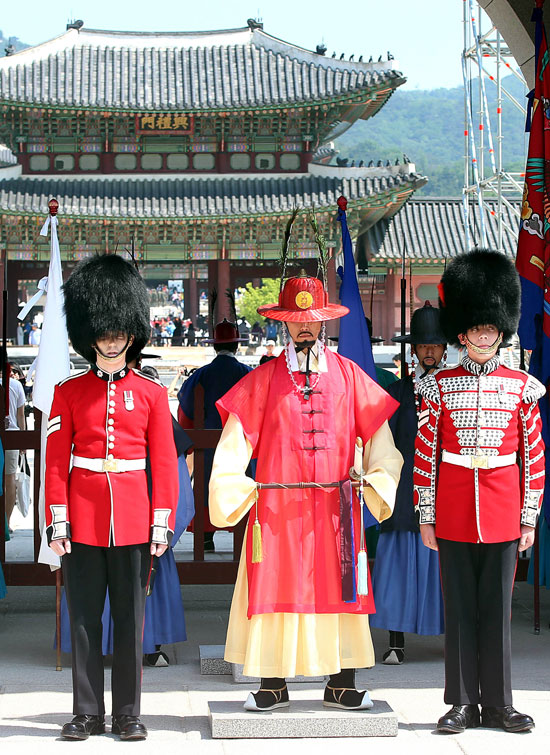 写真 光化門に来た英国王室近衛兵 韓国 ソウル Joongang Ilbo 中央日報