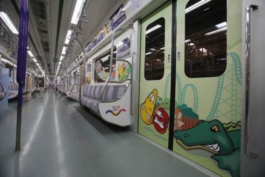運行を終了する「ラーバ列車」。