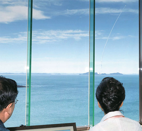 朴大統領（右）が３日午前、忠清南道泰安付近の国防科学研究所（ＡＤＤ）海上発射実験場で、射程距離５００キロ以上の玄武（ヒョンム）IIＢ改良型弾道ミサイルの発射場面を見ている。（写真＝青瓦台）