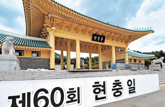 ５日、ＭＥＲＳ拡散防止のため顕忠日式典の中止が決まり、撤去作業が行われている。