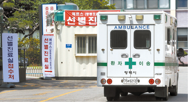平沢保健所の救急車が６日、ＭＥＲＳ専従病院に指定されたソウル国立中央医療院に入っている。この日までに発生した陽性患者５０人中３３人が平沢で発生した。