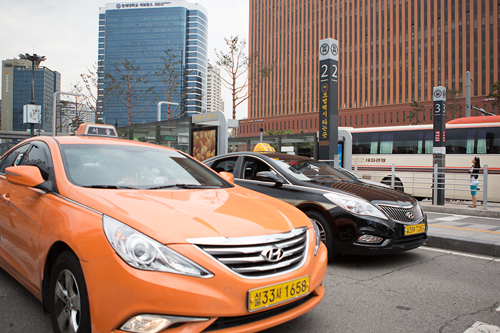 タクシーは便利な交通手段。しかし一昨年の料金値上りや運転手のサービス低下などから、タクシーの利用者数は年々減少傾向に。その打開策として、今日から法人タクシーを対象に「不親切時の払戻し」制度が試験的に始まりました。