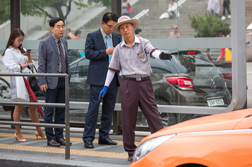 接客改善策で効果が見られたのが１月に施行された乗車拒否３回アウト制度。２年以内に３回摘発されるとタクシー運転資格を剥奪されるもので、繁華街では警察官による取締りの強化が功を奏し、苦情は前年比２０％減となりました。