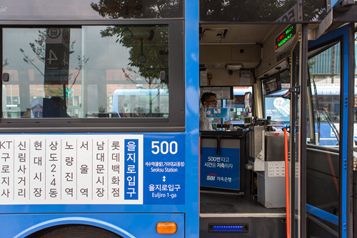 タクシーだけでなく、バス運転手の接客にも変化が。乗車時の挨拶や急発進急停止の軽減など、安全運転教育の徹底を進めているソウル市のバス。2014年度バス満足度調査では市内バスや空港リムジンバスの満足度指数が一昨年に比べて約１．５ポイント上昇しました。  