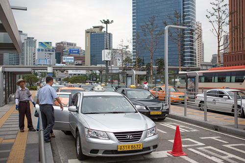 改善のための努力は続けられているものの、言葉の通じない旅行者には不安の多い交通サービス。困った時には外国人専用電話タサンコールセンター（局番なし１２０、日本語対応は平日９時～１９時）が便利です。タクシー・バスを上手に使って快適な韓国旅行を！
