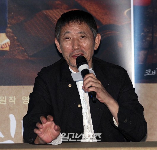 ８日、ソウルＣＧＶ往十里で開かれた映画『深夜食堂』の制作発表会に登場した日本人俳優の小林薫。