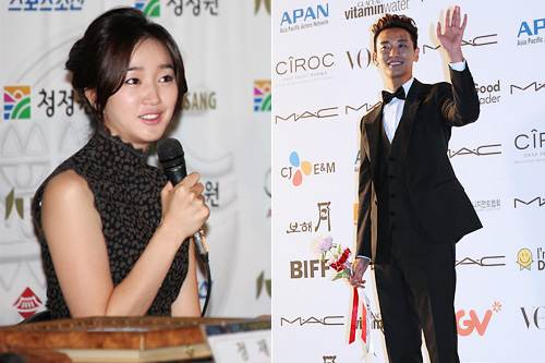 ドラマ界にも仮面が登場。スエとチュ・ジフン主演の｢仮面｣（写真）は、自身の本当の姿を隠し仮面をつけたように生きる男女の物語。チュ･サンウク主演の｢覆面検事｣は昼は検事、夜は覆面を被り悪を罰する内容で、他の人物になりきる設定が人気のようです。