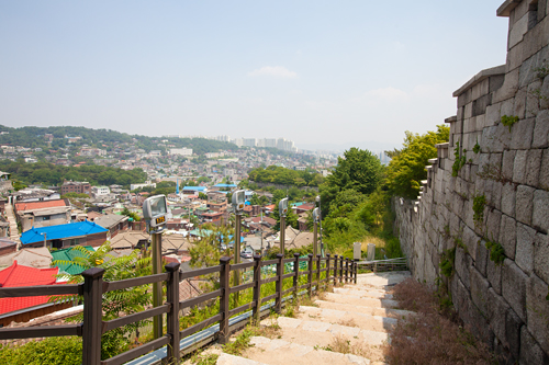 北井マウルのすぐ横には、６００年の歴史を誇るソウル城郭が伸びており、韓国の伝統と暮らしが感じられる雰囲気。その独特な町並みをのぞきに、北井マウルを訪れてみてはいかがでしょうか。