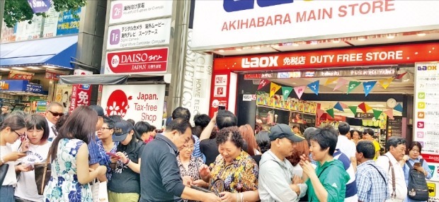 １９日、東京の秋葉原にある「ラオックス」免税店に中国人観光客らが押し寄せている。