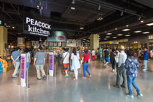 １階には食料品のほか、世界各国の料理を揃える３００席規模のレストランゾーンを完備。一般のマートにあるフードコートとは一線を画した本格料理で、買い物客たちのおなかを満たします。