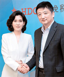 ３０日に中国最大の旅行会社の中国旅行総社北京本社を訪問したホテル新羅の李富真社長（左）が中国旅行総社の薛曉崗総裁と握手している。（写真＝ホテル新羅）