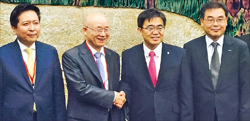 １日、愛知県庁で韓日（愛知）経済交流会が開かれた。大村秀章愛知県知事（右から２人目）が李鍾允（イ・ジョンユン）韓日経済協会副会長と握手している。