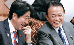 ２０１３年２月の参議院予算委員会で並んで座った安倍晋三首相（写真左）と麻生太郎副総理。（写真＝中央フォト）