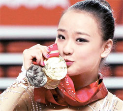 体操の妖精ソン・ヨンジェが女王に生まれ変わった。ソン・ヨンジェが、首にかけたメダルにキスをしている。