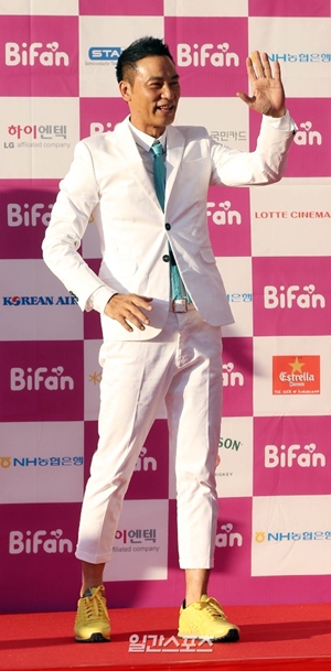 １６日午後６時、富川体育館で幕を開けた第１９回富川国際ファンタスティック映画祭（ＢｉＦａｎ）のレッドカーペットイベントに登場した俳優のイム・ダルファ。