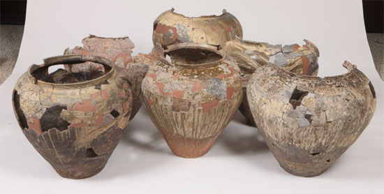 慶堂地区で出土した施油陶器。（中央フォト、韓神大博物館）