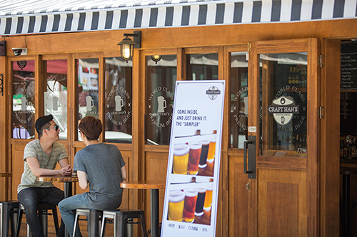 お昼からアルコールを飲む「昼酒（ナッスル）」を歓迎しているお店も多いこのエリア。テラス席では梨泰院で人気のクラフトビールを楽しむ若者たちも見られます。