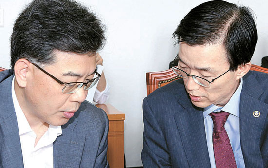 予算決算特別委追加補正予算など調整小委員会が２１日に国会で開かれた。企画財政部の方文圭第２次官（右）と宋彦錫予算室長が会議開始前に話している。