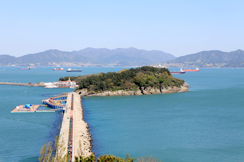 釜山の南西、麗水（ヨス）から約７６８ｍの防波堤で繋がっている梧桐島（オドンド）。防波堤は海を愛でながら徒歩や列車で通ることができ、韓国の美しい道１００選にも選ばれています。島には散策路や灯台の他、海から上がる日の出を拝める公園などがありデートにもぴったり。