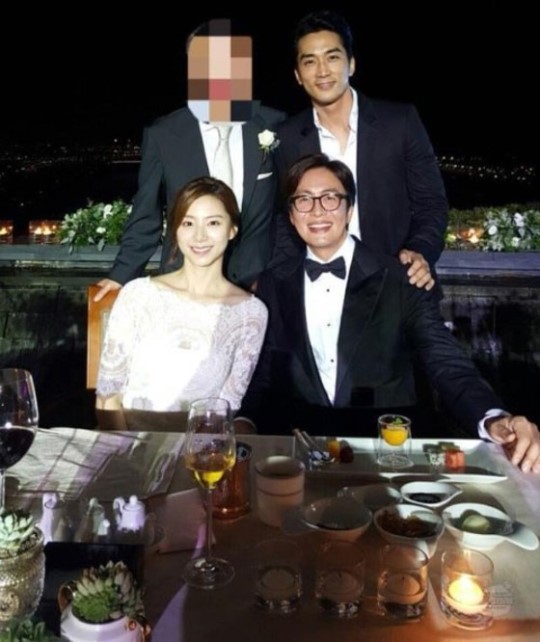 俳優ペ・ヨンジュン（下段右）とパク・スジンの結婚式での様子。（写真＝ソン・スンホンのツイッター）