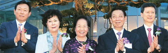 昨年９月、ベトナム・ハノイで開かれた「ロッテセンターハノイ」開館式。左側から辛東彬（シン・ドンビン）ロッテ会長、辛英子（シン・ヨンジャ）ロッテサムドン福祉財団理事長。右側は辛東主（シン・ドンジュ）前日本ロッテ副会長。（中央フォト）