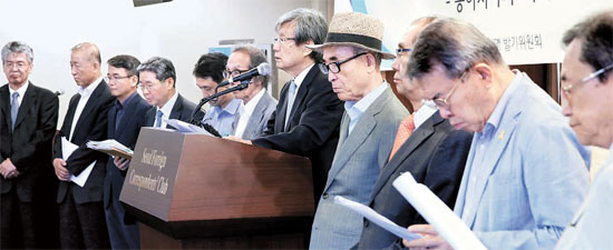 ２９日、日本の安倍政権の過去の歴史の反省を促す声明を発表する韓日知識人。