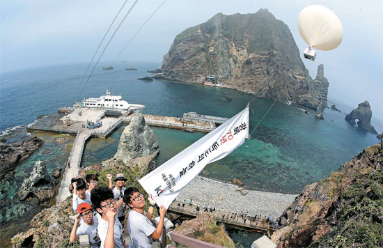 ６日、撮影装備が装着されたヘリウム風船を独島（ドクト、日本名・竹島）上空に飛ばし、観測活動を行う世宗科学芸術英才学校の学生たち。（写真＝独島＝写真共同取材団）
